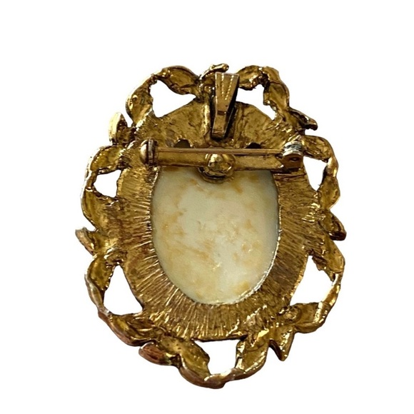 Lilac Cameo Brooch or Pendant - Picture 3 of 4